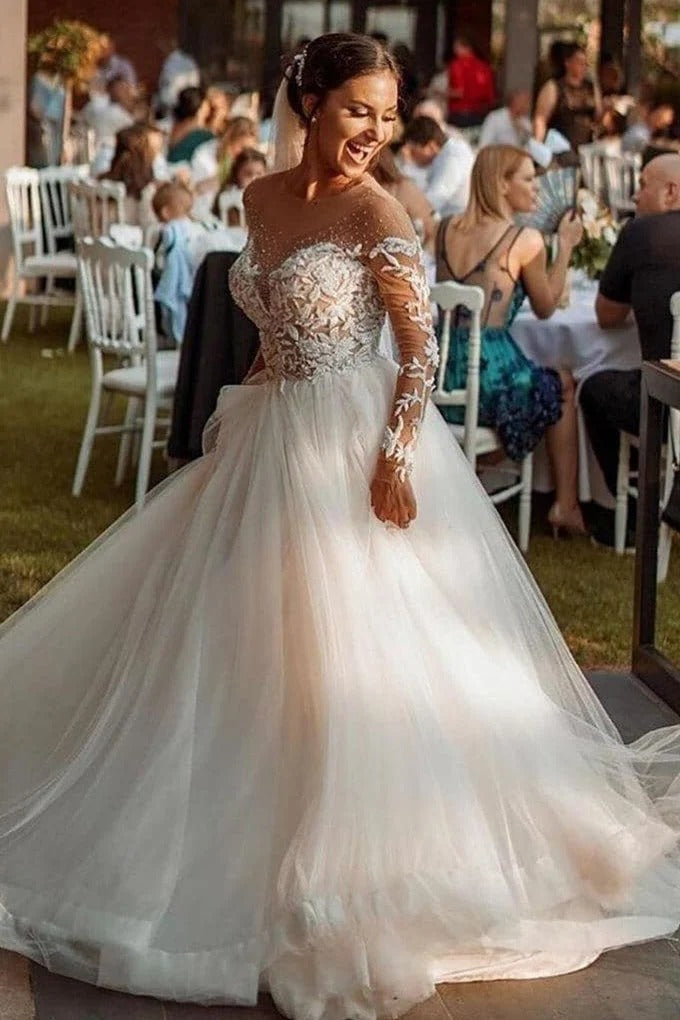 Beach Dotted Tulle Wedding Dresses Robe De Mariee Long Sleeves Sheer Neck Design Lace Appliques Formal Bridal Gowns