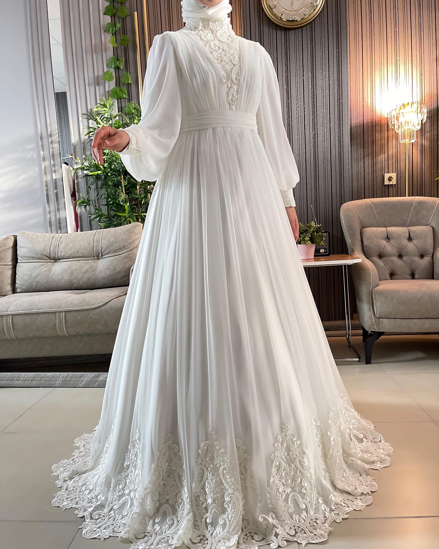 Elegant Lace Muslim Wedding Dresses Dubai Arabic Hijab Bridal Gowns for Bride Pearls Appliques Long Sleeves Robe De Mariee