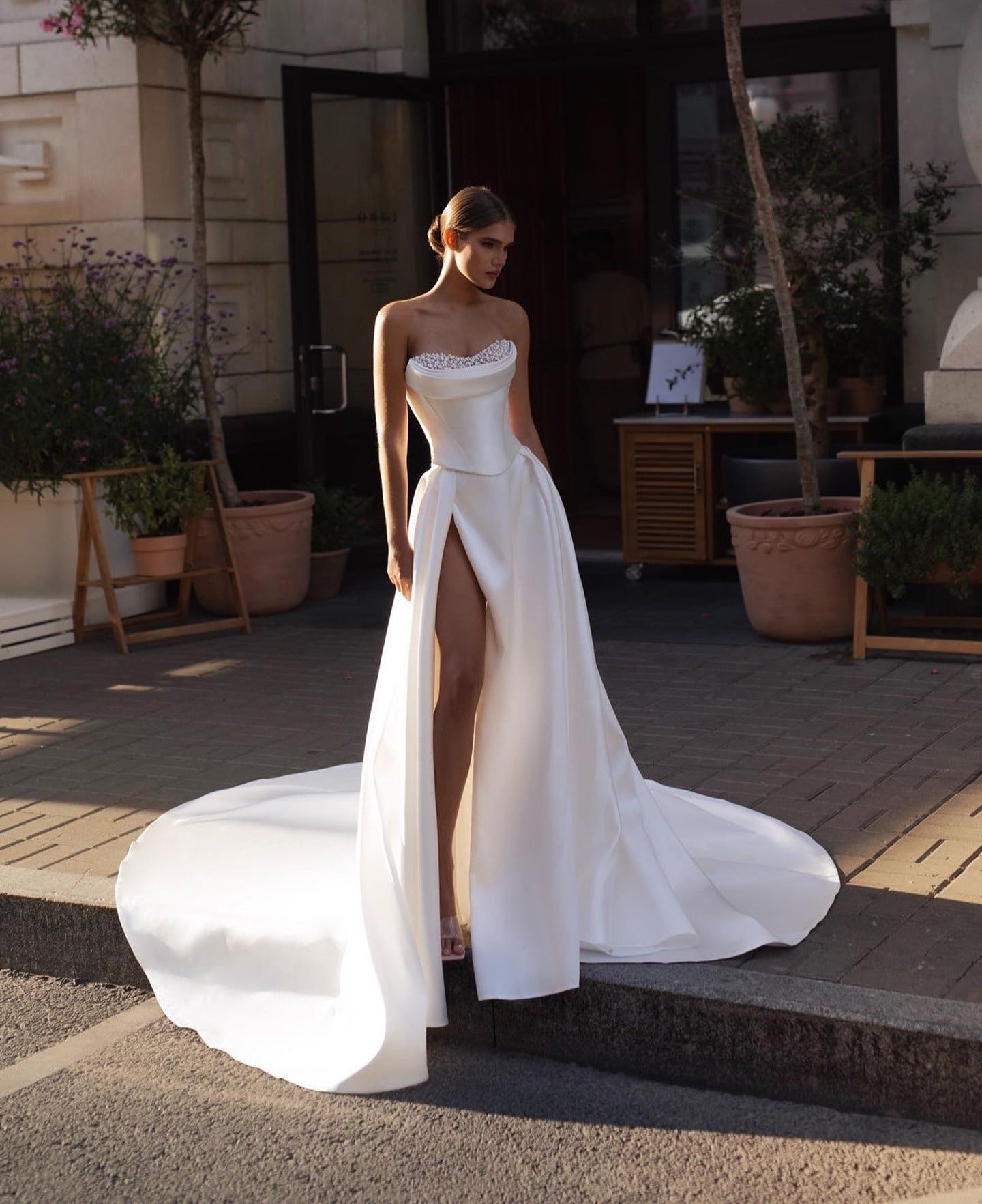 Sexy Beach Wedding Dresses Pearls Beaded Wedding Gowns Satin High Slit Pleated Couture Bridal Dress Robe de Mariee