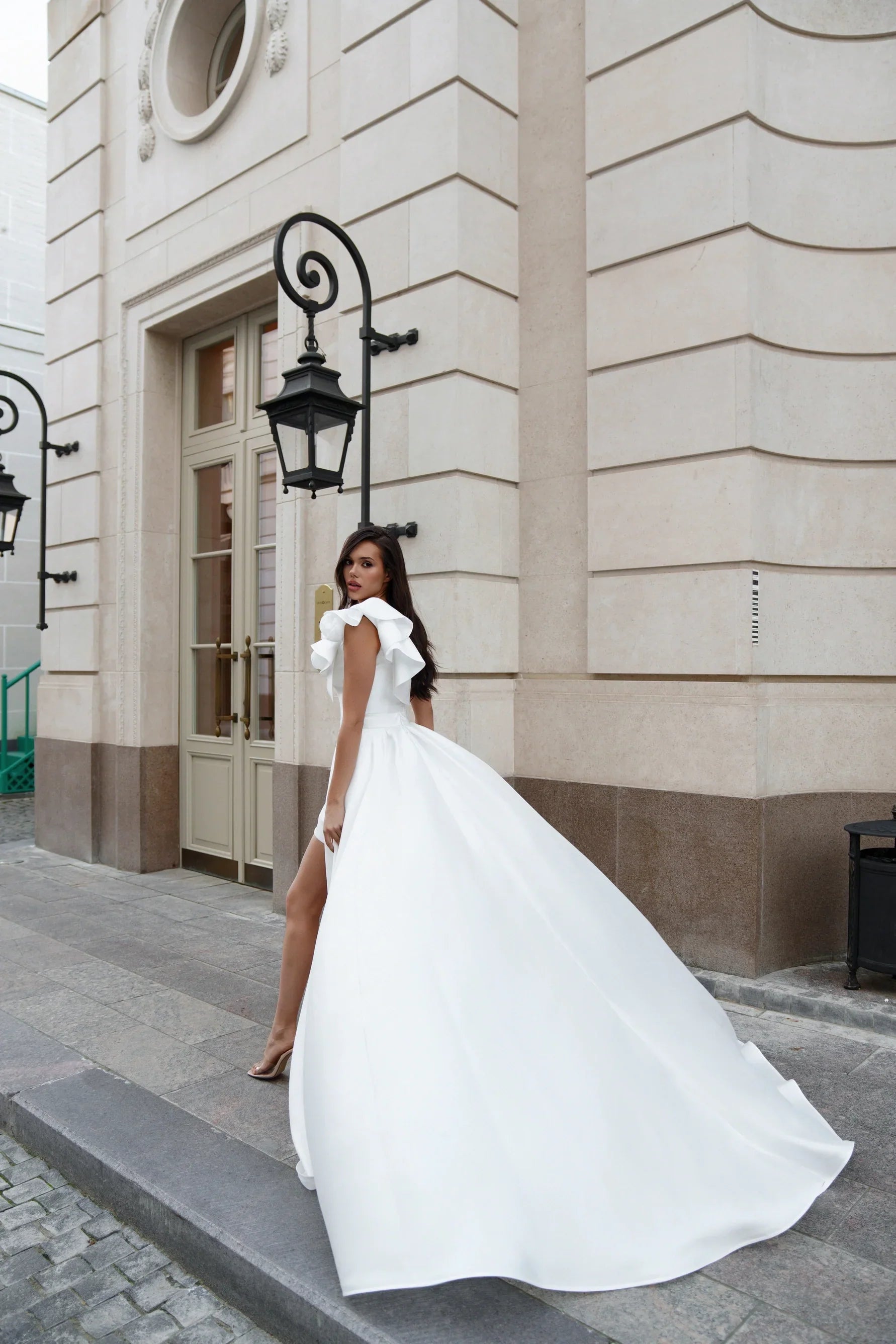 Short Wedding Dress with a Removable Full Skirt and Asymmetrical Bodice Princess Modern Vestido De Novia Mermaid Court Train White Satin Sleeves Bridal Gowns