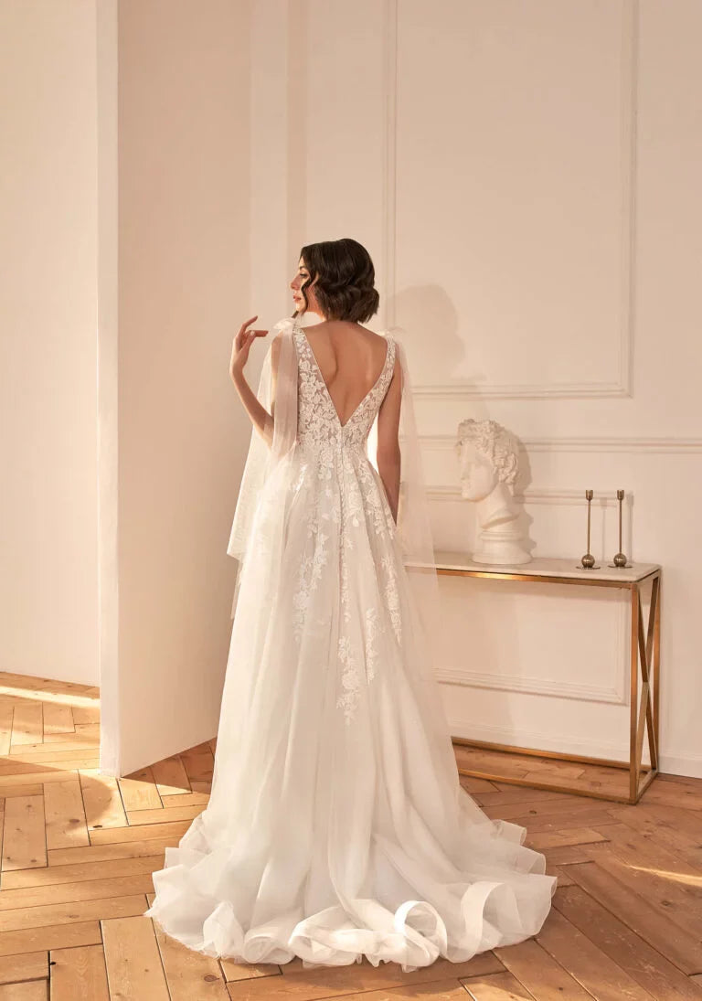 Sexy Backless V Neck Appliques Wedding Dresses Luxury Spaghetti Straps Ribbons Sweep Train A Line Bridal Gown