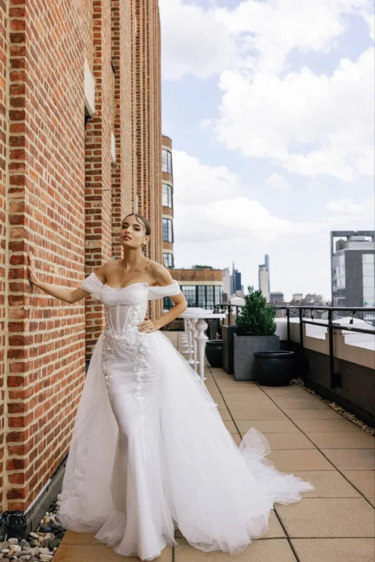 Charming Off the Shoulder Wedding Dresses Off the Shoulder Appliques Lacing up Tulle Bridal Customized New Arrival