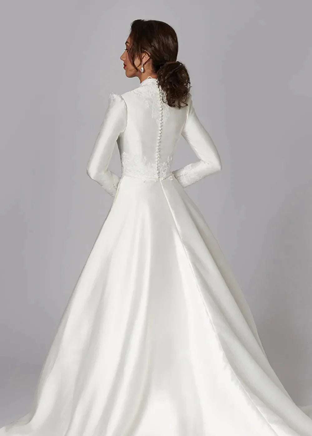 Long Sleeves A Line Wedding Dresses Covered Buttons High Neck Appliques Satin Plus Size Bridal Gowns Sweep Train Robes De Mariée