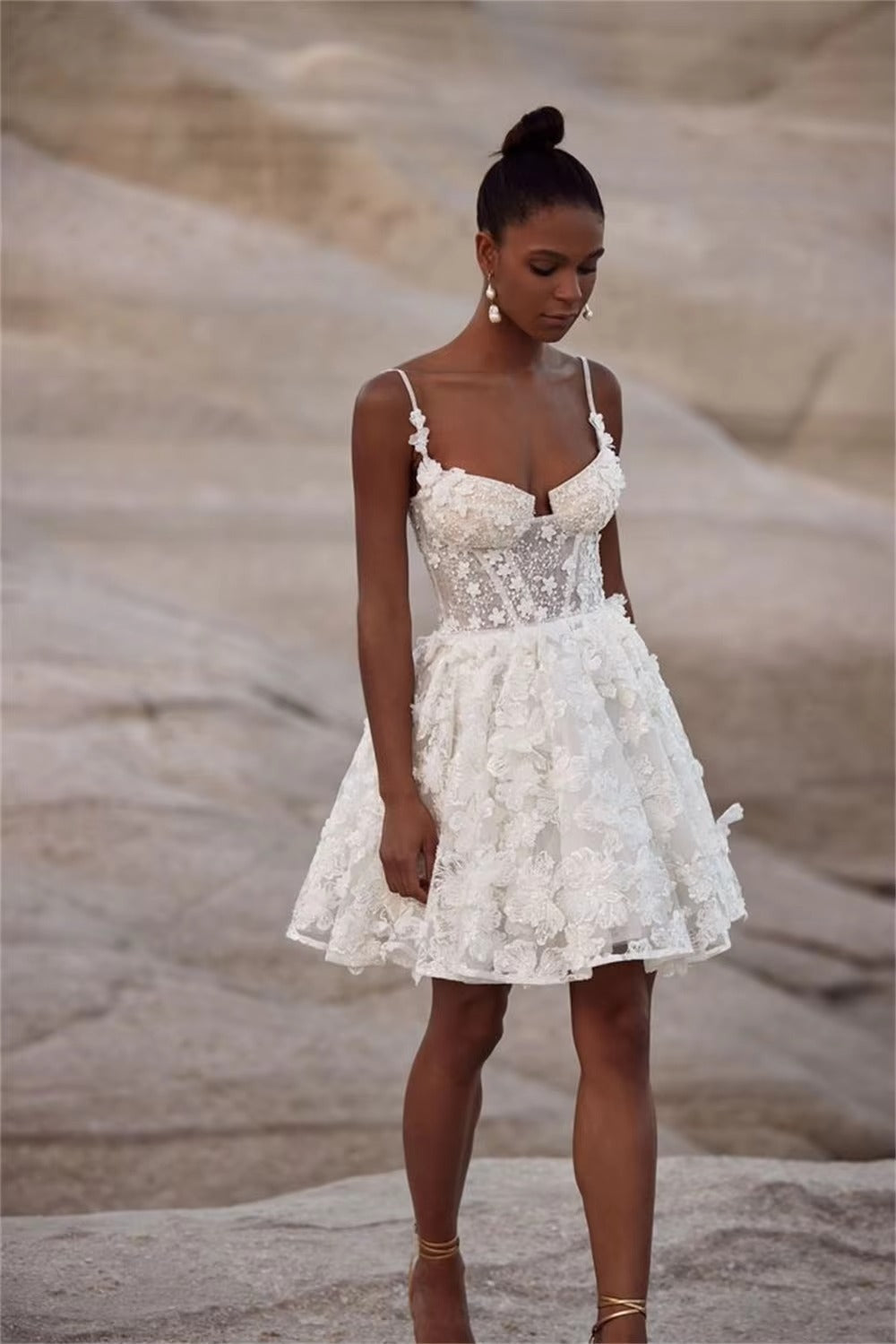 New Lovely Lace Wedding Dresses Short Sleeveless Bridal Gowns with Straps Wedding Gowns Mini Length Robe de mariée Corset Back