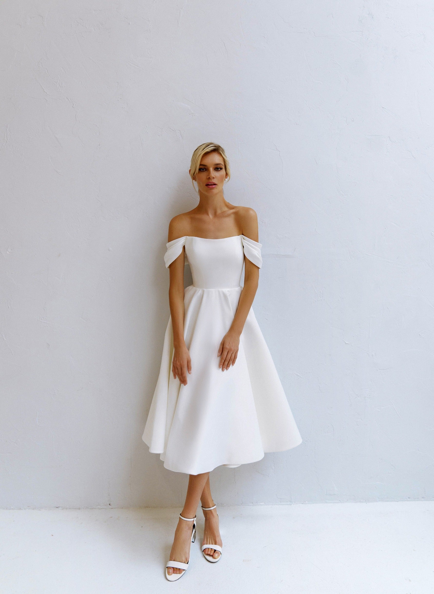 Off-the-Shoulder A-Line Wedding Dress with Bow Satin Court Train Mermaid Sleeves Modern Princess White Satin Bridal Gowns Mermaid Vestido De Novia Short