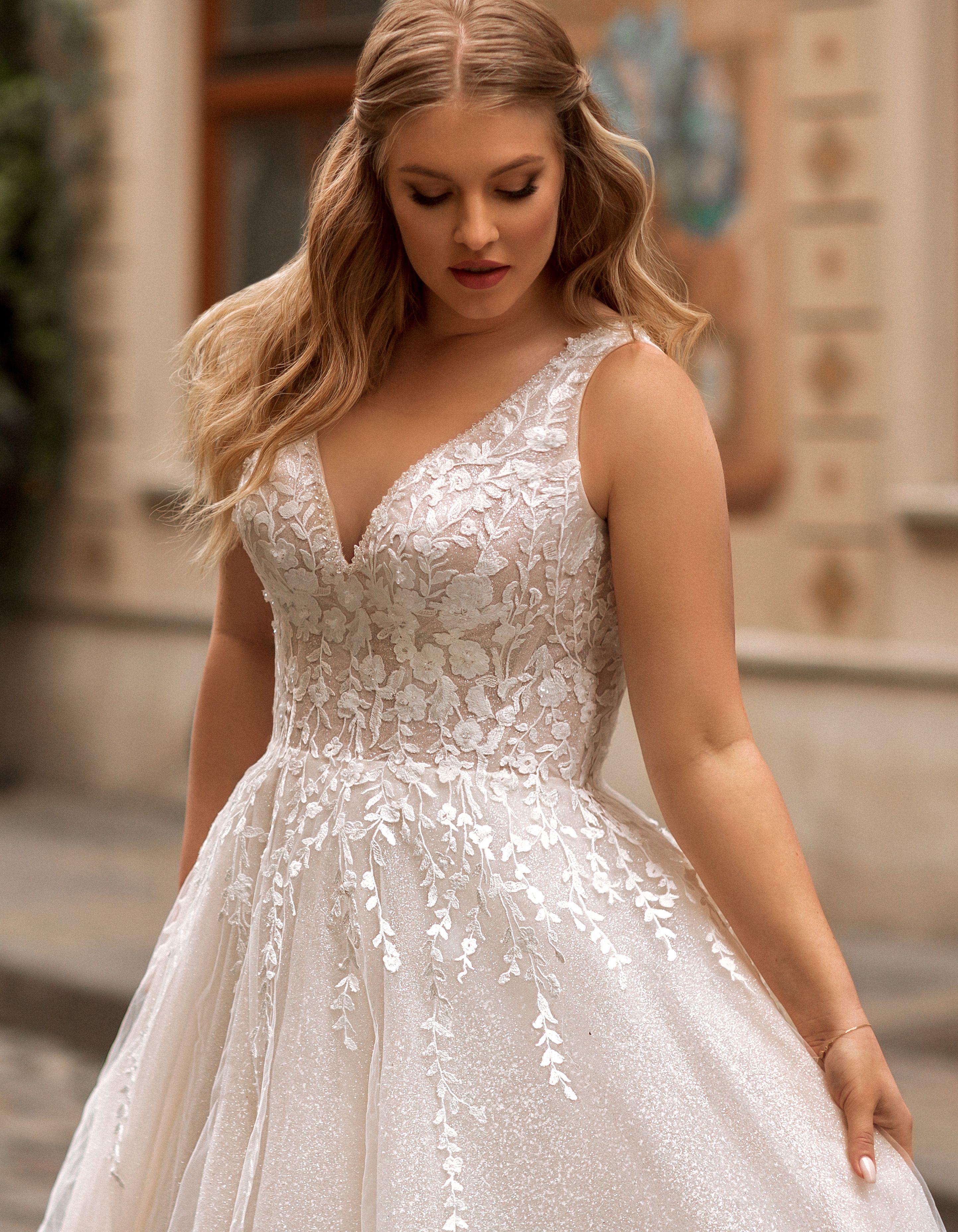Modern Glitter Tulle Plus Size Wedding Dress V-neck A Line Lace Applique