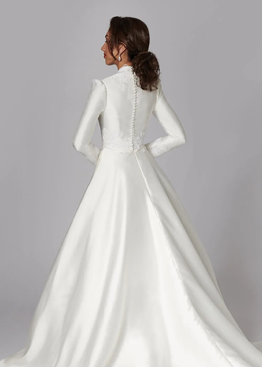 Long Sleeves A Line Wedding Dresses Covered Buttons High Neck Appliques Satin Plus Size Bridal Gowns Sweep Train Robes De Mariée