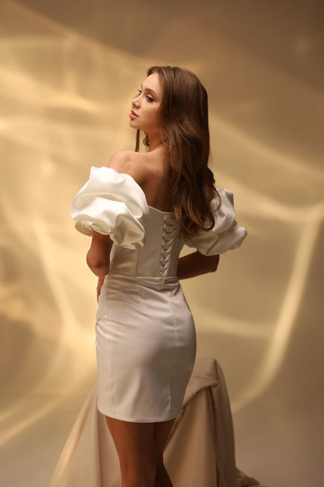 Stunning Fitted Mini Features Ruching on Both the Bodice and Skirt Simple Wedding Dress Modern Sleeveless Bow Satin Mermaid Court Train Bridal Gown Princess Vestido De Novia